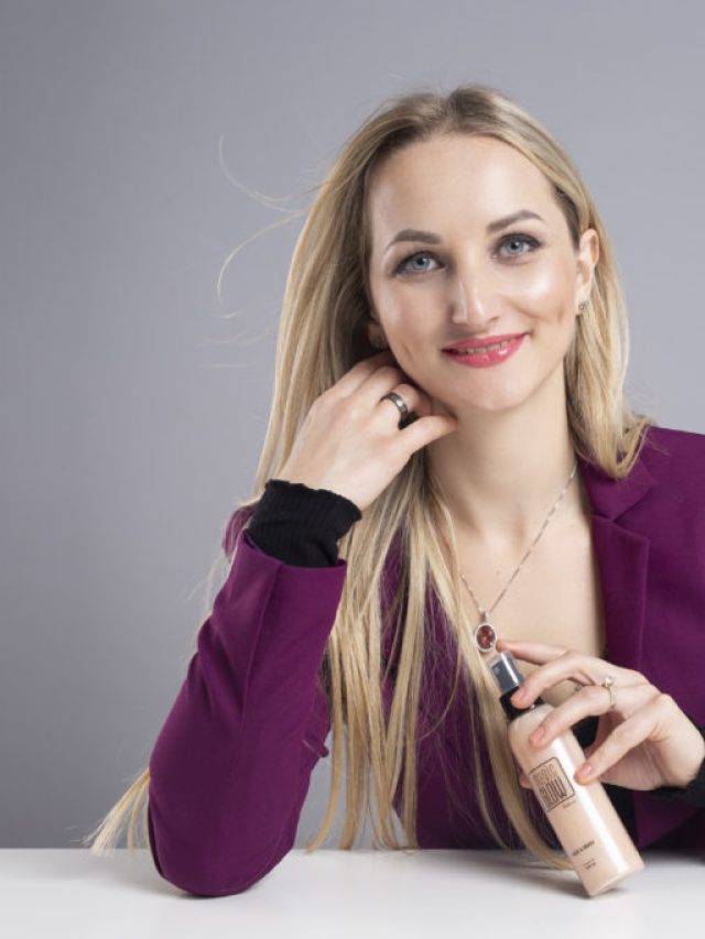 Nasmiješena žena sa zdravom kožom nakon njege protiv akni